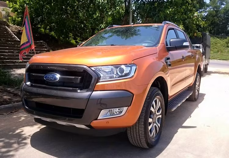 Với tổng cộng 6982 chiếc bán ra trong 6 tháng đầu năm 2017, Ford Ranger đang giữ vị trí "vua bán tải" ở Việt Nam. Ranger được nhập khẩu nguyên chiếc từ thị trường Thái Lan, trong đó có 2 phiên bản cũng được bán tại quốc gia "chùa vàng" là XL 2,2l 4x2 MT và Wildtrak 3.2l AT 4x4.