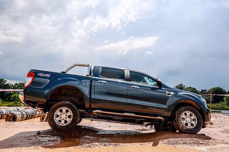 Tại Thái lan, 2 bản này có giá lần lượt 789.000 và 1,189 triệu Baht (tương đương 528 và 795 triệu đồng). Trong khi đó, giá cho 2 phiên bản tương tự ở Việt Nam là 619 và 925 triệu đồng. Như vậy, Ranger XL đắt hơn thị trường Thái 91 triệu và Ranger Wildtrak đắt hơn 130 triệu đồng.