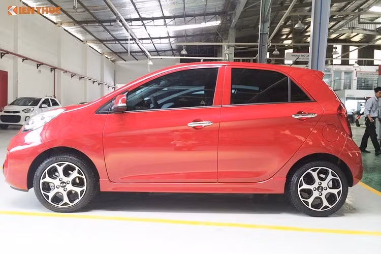 Bên cạnh Mazda 3, một mẫu xe khác của THACO cũng có bán tại Phillipines là Kia Morning, hay tên khác là Picanto. Ở thị trường này, 2 phiên bản Picanto 1.0 MT và 1.25 Si AT có giá lần lượt 575.000 và 650.000 Peso (tương đương 259 và 293 triệu đồng).