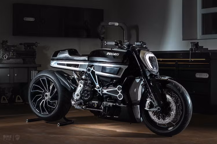 Phần yên sau cũng đã được Krugger thiết kế lại với yên solo vuông vức mang hơi hướng của một chiếc cafe racer. Để có thể tạo ra thân xe mới, ông đã phải dời chỗ nhiều chi tiết của hệ thống điện và hàn chính xác các chi tiết. Sau khi độ xong, chiếc XDiavel S "Thiverval" đã có thân xe vuông vức, mạnh mẽ tương tự một bản độ khá nổi tiếng 3 năm trước đây của Krugger là chiếc BMW K1600 "NURBS".