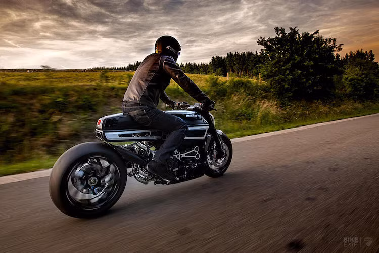 Giống như chiếc XDiavel S gốc, phiên bản độ của Krugger cũng được sơn màu đen bóng với các chi tiết màu kim loại làm điểm nhấn. Đẳng cấp của một nhà vô địch độ xe Thế giới được thể hiện ở chất lượng hoàn thiện của bản độ khi chiếc XDiavel Thiverval trông như vừa rời nhà máy Ducati. Chính vì vậy, nó đã được Ducati tự hào trưng bày ở lễ hội Bikers' Classics vừa được tổ chức tại đường đua Circuit de Spa-Francorchamps - Pháp.