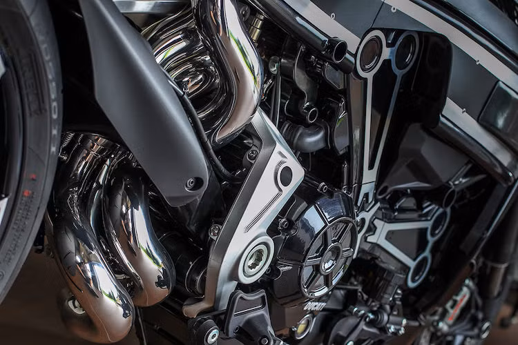 Cũng nhằm khiến cho dáng xe trở nên đơn giản hơn, Krugger đã di chuyển cặp pô của xe xuống dưới đuôi. Dẫn khí thải từ động cơ tới đuôi xe là bộ cổ pô với thiết kế uốn vòng đầy phức tạp, được ông gọi là "Spaghetti". Cùng với đèn hậu, phần cổ pô khiến Thiverval gợi nhớ tới những siêu xe ôtô tới từ Ý của Pagani hay Ferrari.