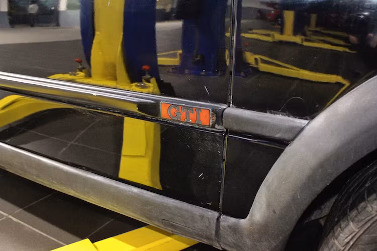 Ở hai bên thân xe, Golg GTI Mk2 càng khó phát hiện hơn khi những điểm khác biệt của chiếc xe chỉ bao gồm logo GTI gắn trên thanh nẹp chạy dọc thân xe, cùng với bộ mâm đúc khác biệt. Tuy nhiên, bộ mâm nguyên bản của chiếc Golf GTI tại Hà Nội này cũng đã được chủ xe thay thế bằng mâm BBS Super RS.