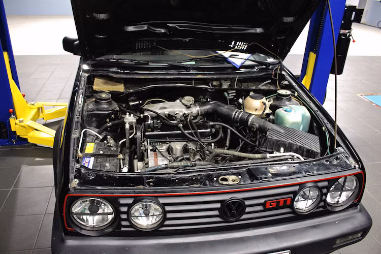 Ban đầu, những chiếc Volkswagen Golf GTI Mk2 được trang bị động cơ 4 xi-lanh thẳng hàng SOHC phun nhiên liệu, nạp khí tự nhiên với dung tích 1.8l, đem tới công suất tối đa 110 mã lực. Vào năm 1987, phiên bản cao cấp hơn là Golf GTI 16V đã được ra mắt, với nắp quy-lát DOHC để cho công suất 137 mã lực.