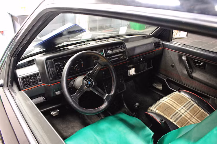 Ở bên trong nội thất, cũng giống như phần đầu xe, những đường viền chỉ màu đỏ khiến Golf GTI khác biệt so với các phiên bản bình thường. Do thuộc phân khúc xe hạng C và được sản xuất từ thập niên 80 nên chiếc xe sử dụng nhiều chất liệu nhựa rẻ tiền và có các trang bị ở mức cơ bản như điều hòa, cửa kính điện hay đầu casette/radio.