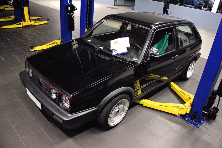 Kết hợp với động cơ này là hệ dẫn động cầu trước và hộp số sàn 5 cấp. Bên cạnh hệ động lực, những chiếc Golf GTI còn có hệ thống treo và phanh được cải tiến, nhằm khiến chúng đem lại cảm giác lái thể thao hơn so với những chiếc Golf bình thường.