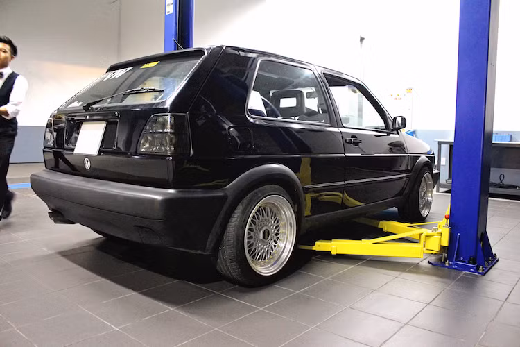 Ở phía sau, Golf GTI cũng chỉ khác biệt hơn so với những "người anh em" bình thường bởi cản sau với thiết kế dầy đặn hơn. Để khiến chiếc xe trông gọn gàng hơn, chủ nhân của chiếc GTI này đã thay chóa đèn hậu bằng loại màu khói trong suốt và chỉ giữ lại logo Volkswagen ở phía sau.