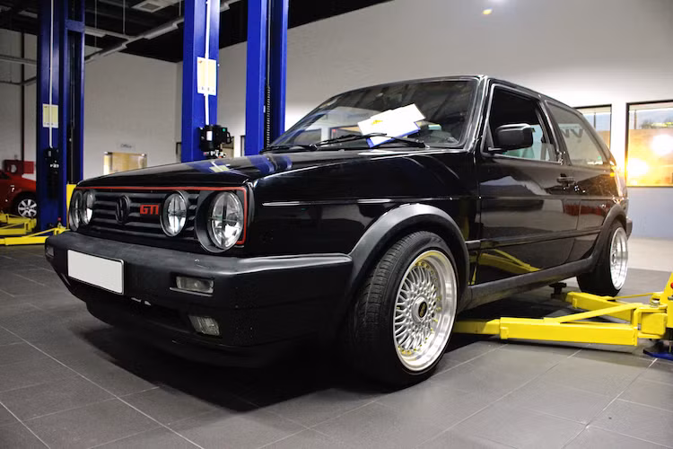 Bên cạnh "con bọ" Beetle, hãng "xe dành cho đại chúng" Volkswagen tới từ Đức còn nổi tiếng với một dòng hatchback hạng C là Golf. Trong khi các phiên bản Golf bình thường là sự lựa chọn của hàng triệu người sử dụng bình thường trên Thế giới bởi sự tiện dụng và chi phí rẻ thì phiên bản thể thao Volkswagen Golf GTI cũ lại chiếm vị trí đặc biệt trong trái tim những người yêu xe từ năm 1975 tới nay.
