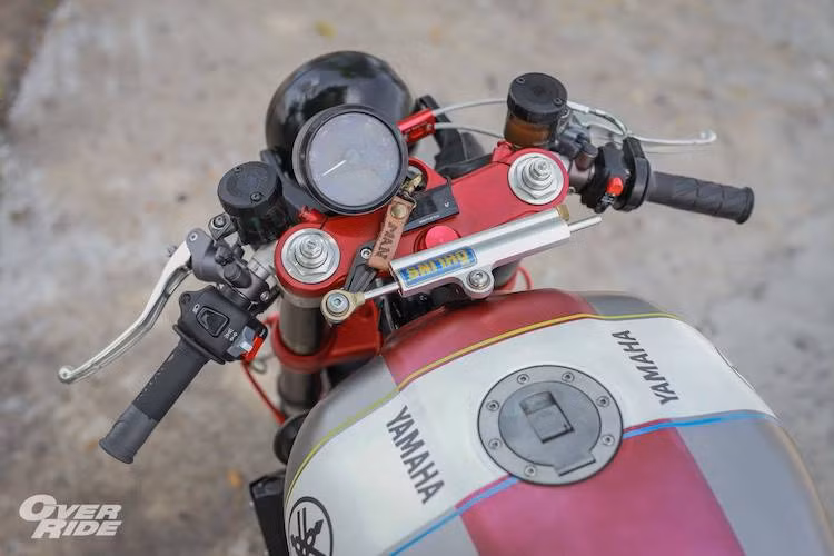 Theo đúng phong cách cafe racer, chiếc xe đã được trang bị cặp ghi-đông clip-on nằm bên dưới chảng ba trên. Nằm phía trên tay lái là các phụ tùng nâng cấp như cùm phanh cùng cùm côn dầu Magura, bình dầu Brembo, trợ lực Ohlins, bảng đồng hồ rút gọn và đồng hồ báo điện bình của Koso.