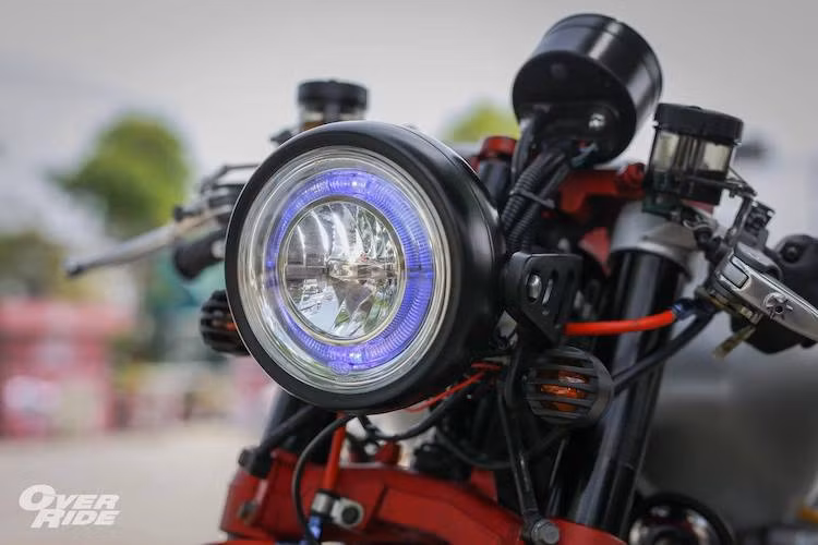 Chiếc XJR1300 nguyên bản đã được tháo bỏ toàn bộ các chi tiết, chỉ giữ lại bộ khung và máy để bắt đầu độ. Ở phía trước, chiếc xe vẫn có đèn pha dạng "gáo dừa" cổ điển, nhưng được nâng cấp chóa đèn LED với vòng sáng xanh hiện đại hơn và cặp đèn pha "hột vịt" với lưới che đối xứng hai bên.