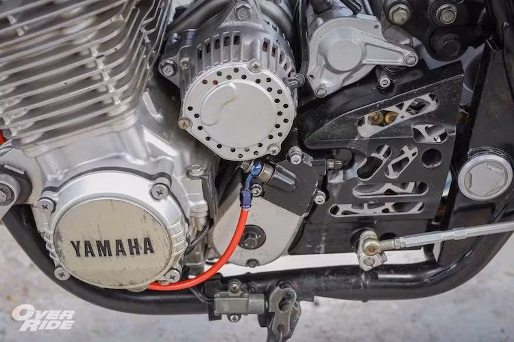 Yamaha XJR1300 được trang bị khối động cơ "hạng nặng" 1251 cc 4 xi-lanh thẳng hàng làm mát bằng không khí, sử dụng chế hòa khí Mikuni BS36 kết hợp cùng hộp số 5 cấp. Động cơ này đạt công suất tối đa 106 mã lực và mô-men xoắn cực đại 98 Nm.