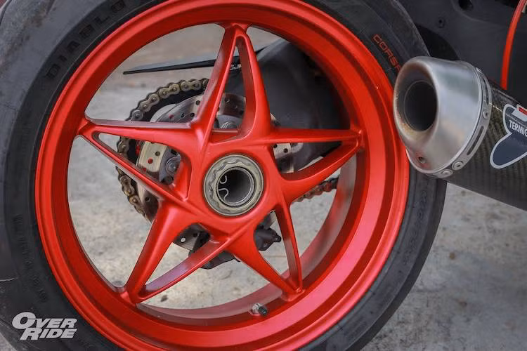 Ở phía sau, toàn bộ bộ gắp và bánh xe nguyên bản của XJR1300 đã được chủ xe loại bỏ hoàn toàn, thay vào đó là gắp đơn cùng bộ mâm hình sao 5 cánh đặc trưng của siêu môtô MV Agusta F4 đời 2009. Kèm theo mâm, hệ thống phanh với heo Brembo 2 pis đối xứng của MV Agusta cũng đã được "phẫu thuật" vào XJR1300.