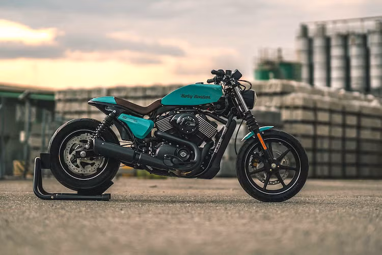 Các xưởng độ thời nay thường nâng cấp động cơ, hệ thống treo và phanh khi biến đổi các dòng xe cổ điển, vì vậy chúng không mang nhiều nét khác biệt. Nếu bạn muốn một chiếc môtô hoàn toàn mới với ngân sách và thời gian hạn chế, bản độ Harley Street 750 này là gợi ý đáng để suy nghĩ.