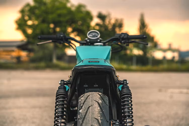 Phần đuôi xe được cắt ngắn gọn gàng hơn, với phần yên solo và chụp yên cùng màu bình xăng. Ghế nệm mới bọc da bò. Cụm đèn hậu LED giấu gọn bên trong yên. NCT đã mạnh tay lột bỏ phần thân xe, chỉ giữ lại bánh xe, hệ thống treo và phanh. Một thùng xăng mới được gò bằng tay. Phần đuôi, chắn bùn trước và ốp hai bên hông cũng được sửa lại.