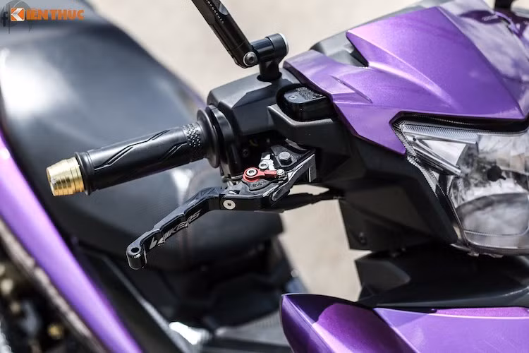 Ở phía trên tay lái của xe là sự xuất hiện của một số đồ chơi "kiểng" nhẹ nhàng như tay phanh Bikers và cặp gương chiếu hậu nhôm Rizoma.