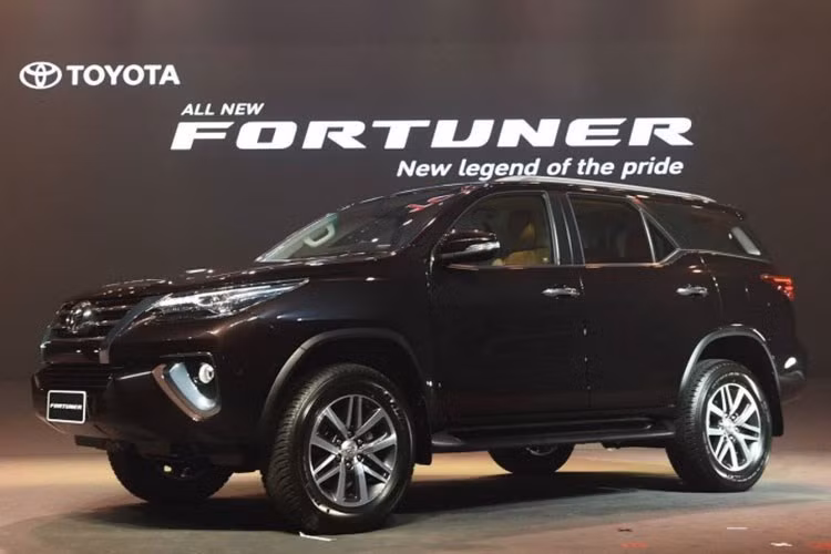 Kể từ khi chính thức bán ra vào đầu năm nay, Toyota Fortuner thế hệ mới đã "tiếp bước" thế hệ cũ với doanh số khá ổn định. Trong tháng 6/2017, có tổng cộng 1722 chiếc Fortuner tới tay khách hàng Việt. Hiện tại, dòng xe này có giá niêm yết từ 947 triệu tới 1,233 tỷ đồng tùy phiên bản.