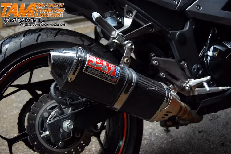 Kawasaki Ninja 300 mới được hãng xe Nhật Bản trang bị khối động cơ 2 xi-lanh song song, DOHC, dung tích 296 phân khối, đi kèm hộp số 6 cấp và có công suất 39 mã lực/27 Nm. Trên bản độ này, động cơ của xe không có sự thay đổi ngoại trừ pô full system với lon Yoshimura carbon.