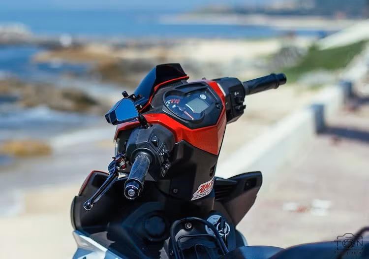 Nhằm hướng gió từ phía trước xe để người lái đỡ mệt mỏi, một "mào" chắn gió đã được lắp trên đầu Exciter. Nằm trên tay lái là cặp gù Barracuda, gương hậu Rizoma và cặp tay côn/phanh CRG.