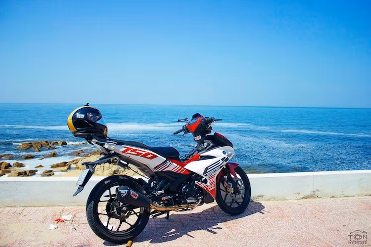 Dàn vỏ nguyên bản của chiếc xe đã được giữ nguyên tông màu trắng - đỏ nguyên bản cực bắt mắt, nhưng được chủ xe dán tem sọc thiết kế lấy cảm hứng từ mẫu tem của phiên bản Jupiter MX 150 tại Indonesia. Trong khi đó, để có thể đạt độ tin cậy cao nhất, động cơ xe chỉ được độ pô R9 full cổ để có tiếng nổ ấn tượng hơn.