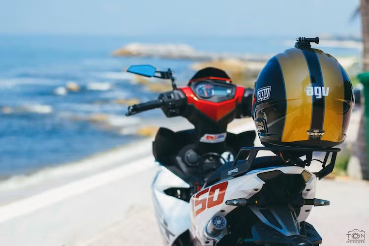 Phục vụ cho nhu cầu "đi tour", phần đuôi xe đã được gắn một baga GIvi lớn nhằm chằng hành lý. Nằm bên dưới là chắn bùn nguyên bản của Exciter, đi kèm với xi-nhan Rizoma.