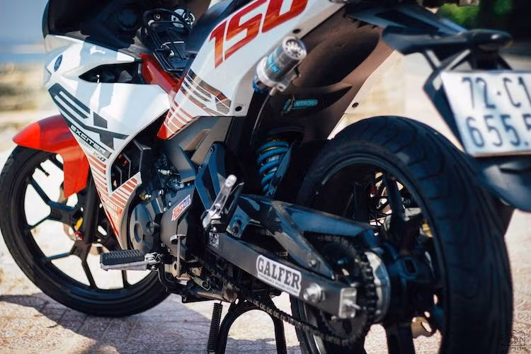 Giống như phía trước, hệ thống phanh sau của chiếc xe cũng đã được chủ nhân độ lại với heo Brembo 2 pis và đĩa Galfer. Hệ thống phuộc sau của xe cũng đã được nâng cấp với phuộc Nitron bình dầu rời có khả năng điều chỉnh độ nhún/nảy để phù hợp với từng kiểu đường.