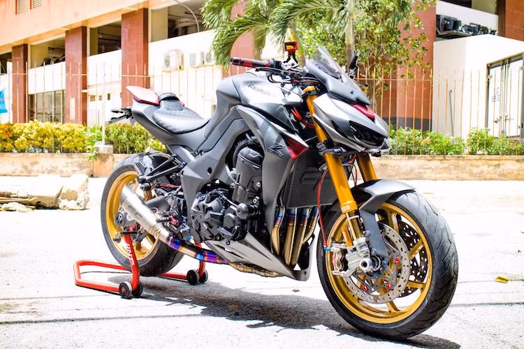 Sở hữu ngoại hình đầy ấn tượng với thiết kế Sugomi, mẫu xe môtô Kawasaki Z1000 là một trong những mẫu naked-bike được ưa chuông nhất Việt Nam iện nay. Tuy nhiên, nhiều biker Việt vẫn chưa hài lòng với chiếc xe nguyên bản và không ngừng tìm cách nâng cấp nó.
