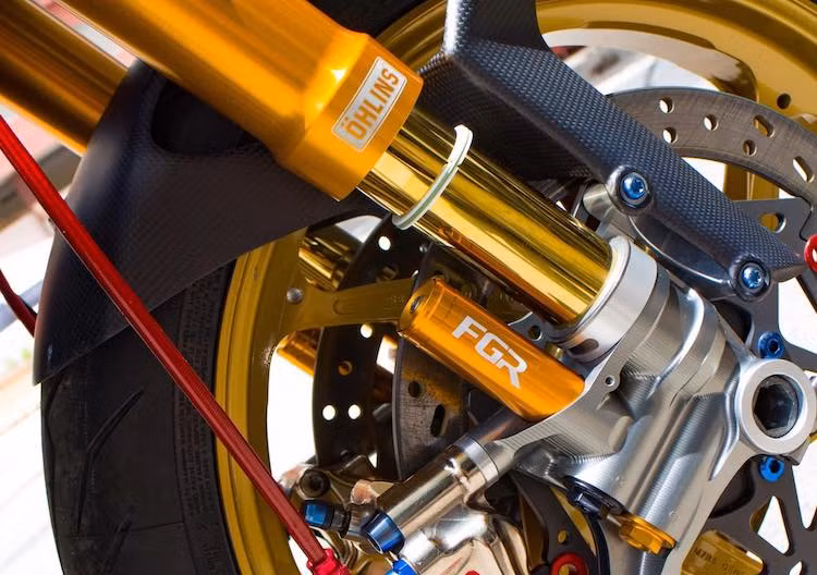 Vốn có phuộc USD Showa nguyên bản, tuy nhiên chiếc Z1000 nay đã được nâng cấp cặp phuộc trước "siêu khủng" Ohlins FGR300. Được sử dụng ở nhiều giải đua khác nhau, chỉ tính riêng giá trị của cặp phuộc này đã lên tới hơn 300 triệu đồng.