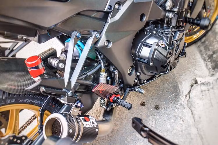 Kèm theo hệ thống xả titan là cây pô Racefit phô diễn đầy đủ âm thanh uy lực của cỗ máy 4 xi-lanh hơn 1 lít. Chủ xe cũng không quên nâng cấp phuộc sau lên phuộc Nitron R3 để khiến Z1000 ổn định hơn khi ôm cua gấp hay chạy ở tốc độ cao.