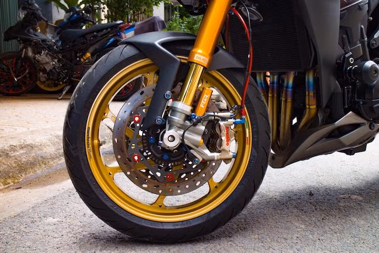 Điểm nổi bật nhất trên bản độ Kawasaki Z1000 này đó là "dàn chân" trước sau với cặp mâm Marchesini M7RS 7 cánh kép có màu nhôm vàng bắt mắt. Trong khi đó, hệ thống phanh trước đã được nâng cấp với cặp heo Brembo GP4RX 4 piston và cặp đĩa Brake Tech từ Mỹ.