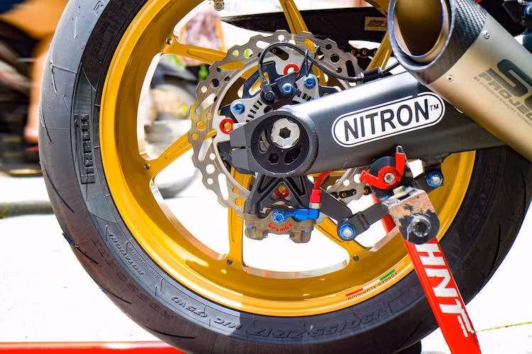 Hệ thống phanh phía sau cũng đã được nâng cấp "hết nấc" với heo Brembo HRC của xe đua, đĩa Braketech và pen đạp Brembo như xe đua MotoGP. Cuối cùng, cả 2 lốp xe đã được thay sang loại lốp Pirelli Diablo Rain, phù hợp với điều kiện khí hậu hay thay đổi tại Việt Nam.