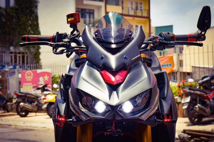 Trong đó, giải pháp chơi Z1000 được nhiều biker lựa chọn là trang bị cho chiếc xe nhiều phụ tùng từ các thương hiệu có tên tuổi để cải thiện mọi mặt của xe, giống như chủ nhân của chiếc Z1000 trong bài viết này. Ở phía trước, anh đã lựa chọn cho chiếc xe kính chắn gió Puig kèm cặp xi-nhan Rizoma nhỏ gọn.