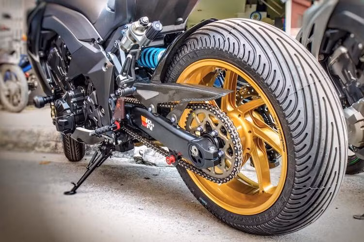 Trong khi đó, sức mạnh từ động cơ đã được truyền tới trục sau một cách tin cậy thông qua sợi xích EK3Dz được nhập từ Nhật Bản, trong khi đĩa tải phía sau của hãng Sitta - Italia không chỉ có độ bền cao mà còn có trọng lượng siêu nhẹ. Nhân nhắc tới trọng lượng nhẹ, khoảng 200 con ốc titan Grade 5 nằm trên chiếc xe cũng khiến Z1000 "nhẹ cân" hơn một chút.