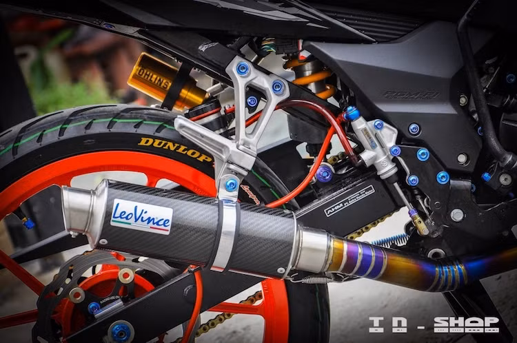 Động cơ truyền sức mạnh tới bánh sau qua đĩa tải CNC và sên DID. Khí thải của động cơ được dẫn tới cây pô LeoVince carbon, khiến tiếng nổ của xe trở nên ấm và lớn hơn. Hệ thống phanh sau được nâng cấp bắt đầu từ pen đạp Brembo với logo titan khắc CNC được chủ xe thêm vào.