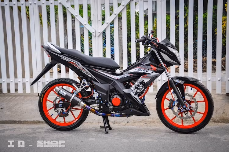 Là "hậu duệ" của chiếc Sonic 125 nổi tiếng và trước đó là dòng 2 kỳ Nova Dash 125, mẫu xe hyper underbone Honda Sonic 150R đã được ra mắt cách đây 2 năm tại Malaysia, hướng tới đối thủ chính là Suzuki Raider 150. Được nhập bởi các cửa hàng tư nhân tại Việt Nam, Sonic 150R chia sẻ chung nền tảng với mẫu Honda Winner 150 sau này được bán ở nước ta.