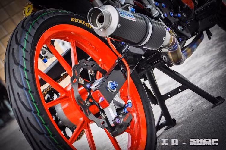 Giống như phía trước, hệ thống phanh sau cũng được cấu thành từ đĩa Galfer và heo Brembo Billet 2 pis đối xứng. Cùng với phuộc sau Ohlins và lốp Dunlop T900, cảm giác điều khiển chiếc Sonic 150R này đã có sự khác biệt lớn so với xe nguyên bản.