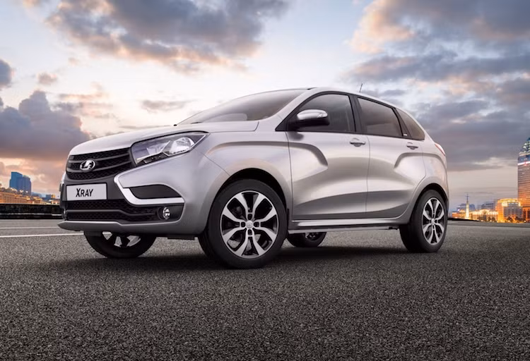 Với hy vọng mở ra một thời kỳ mới cho Lada, XRay sở hữu thiết kế ấn tượng, độc đáo với phần đầu được tạo hình theo dạng chữ X mạnh mẽ. Dù nằm ở phân khúc giá rẻ nhưng một số chi tiết trên XRay được thiết kế khá cao cấp, chẳng hạn như các đèn pha "giả LED" và những đường viền mạ chrome chạy từ đèn pha xuống đèn sương mù của xe.
