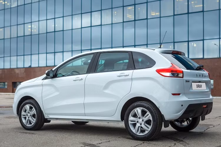 Theo Lada, mức tiêu thụ trung bình của XRay là 6,8 lít/100 km. Chiếc xe có chiều dài 4164 mm, rộng 1764 mm cao 1570 mm, trục cơ sở dài 2592 mm và khoảng sáng gầm 195 mm.