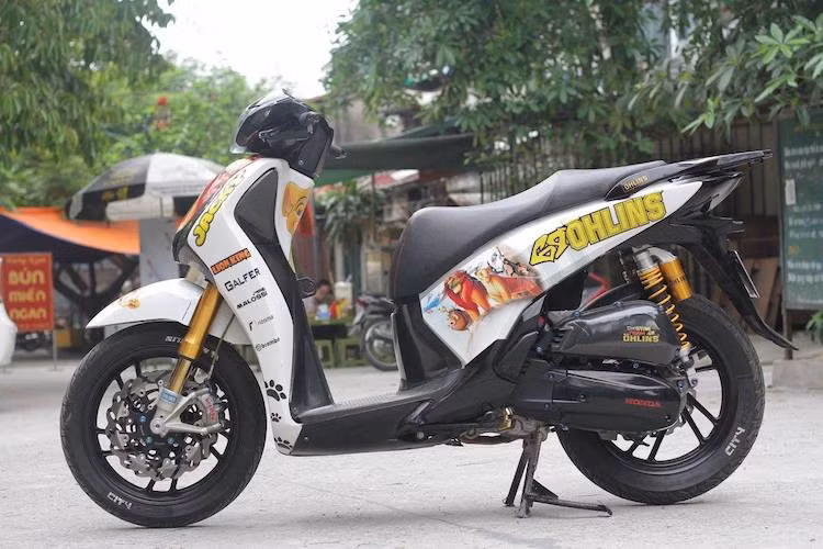 Những bản độ SH đa số thường chỉ dừng ở mức "lên đồ chơi" - trang bị cho chiếc xe những phụ tùng nâng cấp "hàng hiệu". Tuy nhiên một biker Hà Nội đã "mạnh dạn" hơn khi tìm cách "chế cháo" nhiều chi tiết trong kết cấu của chiếc SH thuộc thế hệ thứ 6.