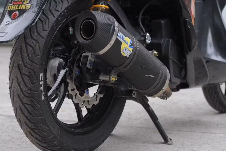 Ở phía sau, hệ thống phanh xe cũng đã được nâng cấp với heo Brembo và đĩa Galfer. Cuối cùng, cây pô LeoVince SBK khiến tiếng nổ của động cơ trở nên trầm ấm hơn.