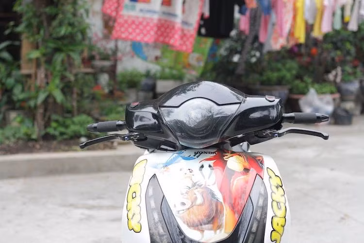 Bắt đầu từ phía trước, đèn pha nguyên bản của chiếc xe đã được chủ nhân độ chóa đèn với đèn bi cầu được lấy từ xe hơi. Trong khi đó, 2 bên tay lái là sự xuất hiện của cặp cùm phanh Brembo RCS và bao tay Rizoma.