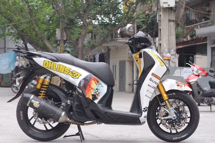 Bộ mâm 16 inch 5 cánh kép nguyên bản của SH thế hệ thứ 6 vẫn được giữ lại, tuy nhiên mâm trước đã phải "chế cháo" lại để có thể lắp 2 đĩa đối xứng. Toàn bộ dàn vỏ nguyên bản trên xe cũng không có thay đổi đặc biệt nào, ngoại trừ các chi tiết nhựa đen dán carbon và nhựa bóng dán tem trùm với hình ảnh các nhân vật trong phim hoạt hình Vua Sư Tử (Lion king).