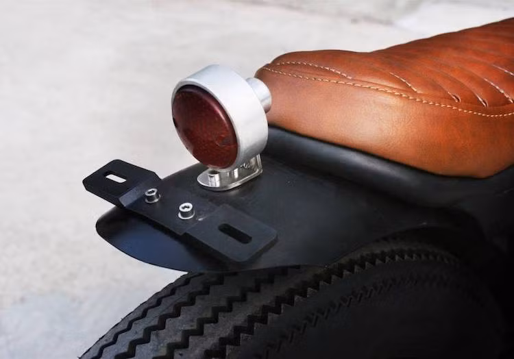 Khác với những chiếc xe theo phong cách cafe racer khác, bản độ Wolf 125 này của DDD có bộ yên sau bọc da cổ điển và chạy thẳng tới hết khung phụ của xe, thay vì có "gò" khí động học đặc trưng. Ở phía sau, chiếc xe được trang bị đèn hậu rút gọn với vỏ nhôm cùng pad biển số tích hợp chắn bùn.