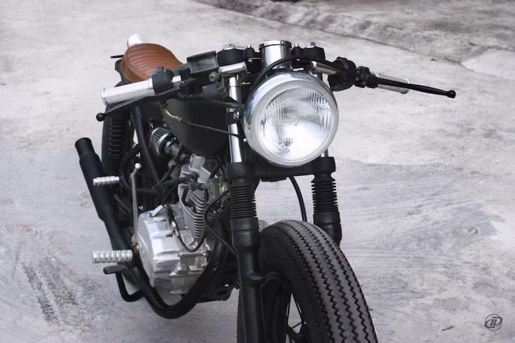 Vốn có cụm đèn pha nguyên bản chóa tròn, tuy nhiên chiếc xe môtô SYM Wolf 125 sau khi "qua tay" DDD đã sở hữu đèn pha trước chóa lớn trông bề thế hơn. Hệ thống phuộc và phanh đĩa trước của xe không có sự thay đổi, trong khi bánh trước đã được thay vành 18 inch - lớn hơn 1 inch đường kính so với xe nguyên bản.