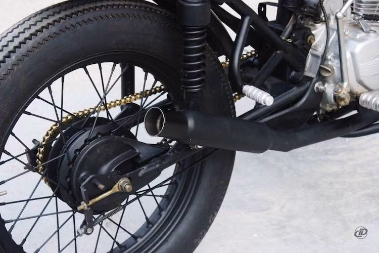 Khối động cơ nguyên bản của mẫu xe giá rẻ Wolf được giữ nguyên, nhưng có tiếng nổ lớn và ấm hơn nhờ chiếc pô dạng chai được chế tạo thủ công. Bánh sau vẫn giữ lại hệ thống phanh đùm, nhưng có vành nâng lên 18 inch như bánh trước. Cả 2 bánh đều sử dụng lốp vân cổ điển với bản 4.0/18.