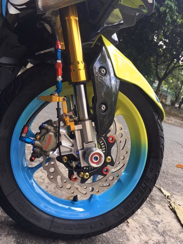 Ở phía trước, chiếc NVX đã được chủ xe thay phuộc USD cứng cáp và sắc sảo hơn so với nguyên bản. Trong khi đó, hệ thống phanh được độ cực "khủng" với heo Brembo Billet lấy từ xe đua tại giải Moto3, đĩa Braketech cùng bộ ngắt dầu nhanh tương tự xe đua MotoGP.