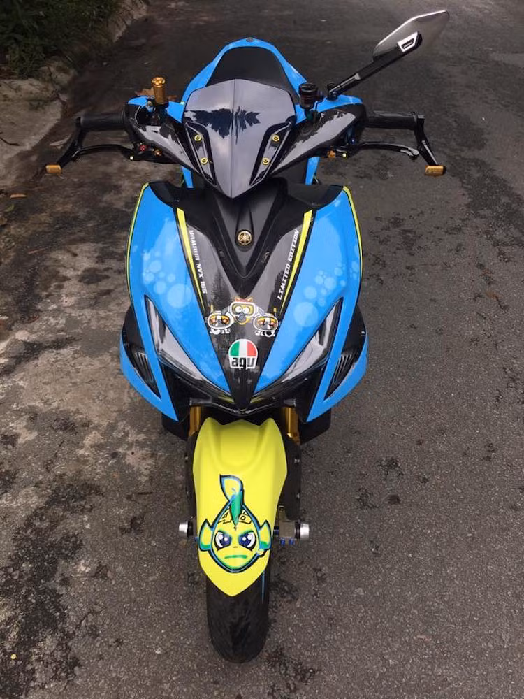 Ở phía trên tay lái cũng là một loạt những món đồ chơi cực "khủng", với tâm điểm là cùm phanh Brembo Rossi đắt giá kết hợp cùng bình dầu Bonamici. Ngoài ra chiếc xe còn có cùm phanh trái độ, kính hậu Rizoma cùng cặp bảo vệ tay phanh Lightech.