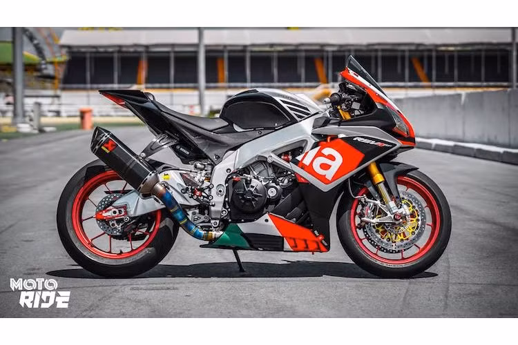 RSV4 RF thừa hưởng thiết kế tương tự các phiên bản RSV4 trước đó nhưng đã có nhiều cải tiến tương tự xe đua WSBK. Với chiều dài 2031 mm và trục cơ sở 1420 mm, đây cũng là một trong những siêu môtô gọn gàng nhất hiện nay.