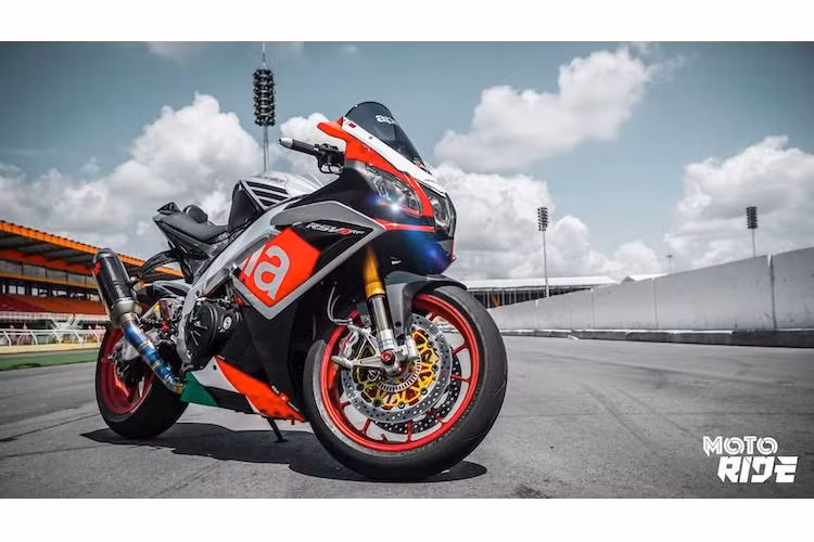 Được trưng bày lần đầu tại Việt Nam ở triển lãm VMCS hồi tháng 4/2016, siêu môtô Aprilia RSV4 RF là một trong những phiên bản nâng cấp giới hạn của dòng superbike RSV4 đã có mặt từ năm 2009.