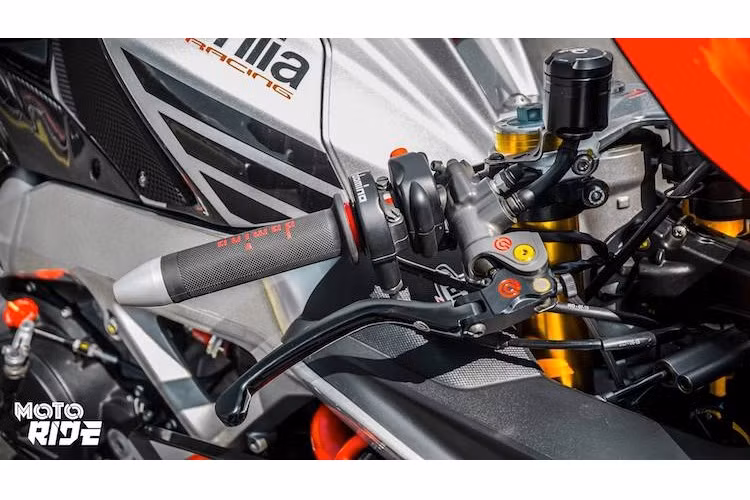 Để khiến chiếc xe có cảm giác lái tốt hơn, chủ xe đã trang bị cho nó bộ cùm phanh Brembo Rossi, cùm ga cuốn Domino, cùm côn TWM Italia và dàn để chân siêu nhẹ Lightech R. Cặp gương chiếu hậu nguyên bản của RSV4 RF cũng bị loại bỏ và thay bằng pad nhôm Lightech.