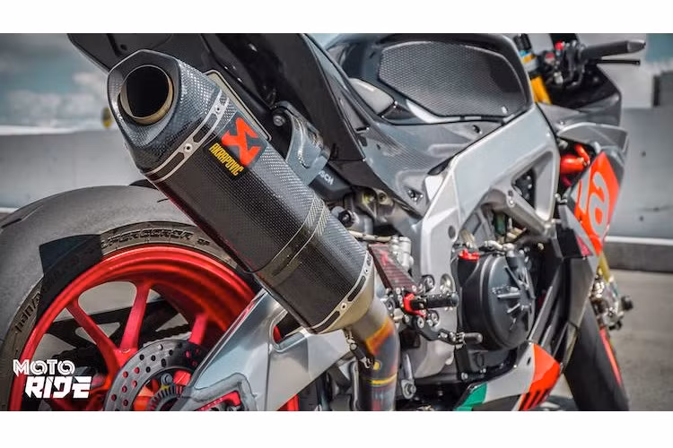 Thay vì hệ thống xả nguyên bản, chiếc RSV4 RF bản độ này cũng có pô full system với cổ titan cùng lon pô Akrapovic sợi carbon. Cuối cùng, hệ thống phanh sau được thay loại Brembo Billet 2 pis đối xứng kết hợp cùng cặp heo trước Brembo GP4RX khiến khả năng hãm tốc của xe được cải thiện.